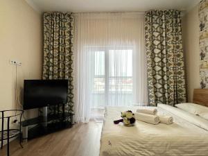 een teddybeer op een bed in een slaapkamer bij Квартира ЖК Apple city in Astana