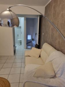 a living room with a couch and a lamp at Location saisonnière in Agde