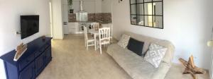 Il comprend un salon avec un canapé et une cuisine. dans l'établissement Apartamento SalouMar, à Salou