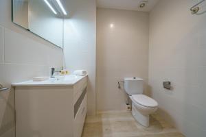 Koupelna v ubytování HomeHolidaysRentals Music - Costa Barcelona + 26 fotografií