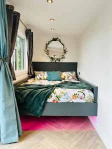 - une chambre avec un lit et un miroir mural dans l'établissement Hazells Lodge Farm Stay Sleeps 2 Hottub Pool Table at Ayrshire Rural Retreats, à Galston