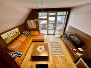 uma sala de estar com um sofá e uma mesa em APARTMÁN MEZONET DONOVALY Plesnivec em Donovaly