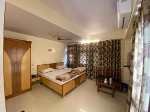 a small bedroom with a bed and a window at Hotel Sweet Dream in Jaipur