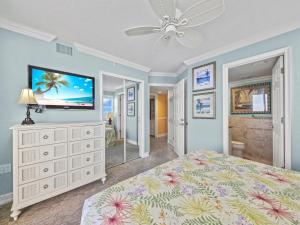 Schlafzimmer mit einem Bett und einem Flachbild-TV in der Unterkunft Estero Island Beach Villas 706, 2 BR, Penthouse, Gulf Front, Pool, Sleeps 6 in Fort Myers Beach