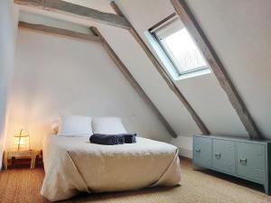 ein Schlafzimmer mit einem Bett im Dachgeschoss in der Unterkunft Maison d'Hôtes La Grange in Salers