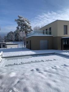 ein Haus mit viel Schnee davor in der Unterkunft Gîte "Villa Belle Vie" in Labaroche
