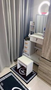 uma casa de banho com um toucador, um espelho e um banco em The Persimmon Condominium 1 bedroom Unit em Cebu