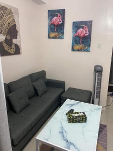 uma sala de estar com um sofá e uma mesa em The Persimmon Condominium 1 bedroom Unit em Cebu