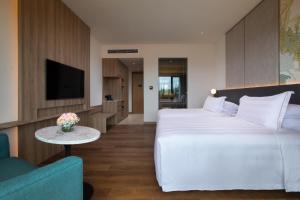 PARKROYAL Langkawi Resort的电视和/或娱乐中心