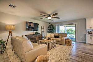 TV/trung tâm giải trí tại Putting Green, Community Perks Sun City West Home
