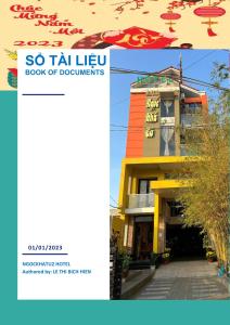 Ngoc Kha Tu 2 Hotel في لونج زوين: غلاف مجله لمبنى مع كتاب مستندات