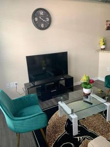 Televisor o centre d'entreteniment de A Cozy /Luxury One bedroom in Downtown Indy