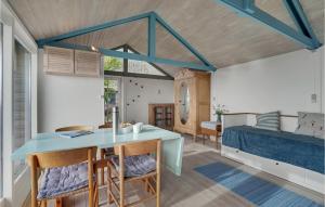 una camera con un tavolo blu e un letto di Lovely Home In Kalundborg With Kitchen a Kalundborg