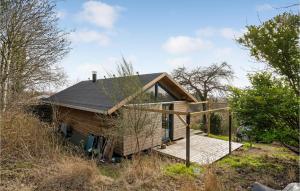 una casa con techo de metal en una colina en Lovely Home In Kalundborg With Kitchen, en Kalundborg