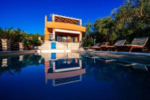 Bazén v ubytování Apartment Serenity with Private Pool Near the Beach nebo v jeho okolí