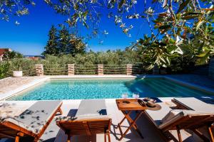 Bazén v ubytování Apartment Serenity with Private Pool Near the Beach nebo v jeho okolí