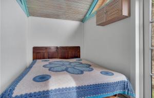 una camera con un letto con una coperta blu e bianca di Lovely Home In Kalundborg With Kitchen a Kalundborg