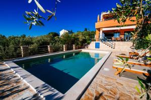 Bazén v ubytování Apartment Serenity with Private Pool Near the Beach nebo v jeho okolí