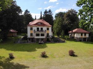 ein großes Haus auf einem Feld mit Hof in der Unterkunft Rezydencja Lipowa in Goldap