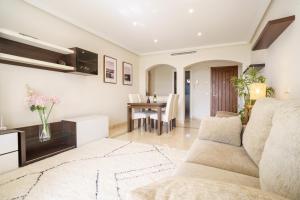 Posezení v ubytování Los Robles de Los Arqueros golf 3 bedrooms apartment.