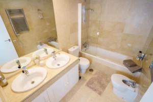 Koupelna v ubytování Los Robles de Los Arqueros golf 3 bedrooms apartment.