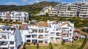 widok z powietrza na białe budynki w mieście w obiekcie Los Robles de Los Arqueros golf 3 bedrooms apartment. w mieście Benahavís