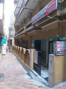 HOTEL GANGA VIEW harry stay في Shivpuri: مبنى عليه لوحة مكتوب عليها عهد الأمل