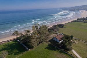 Pemandangan dari udara bagi Espectacular Villa con acceso privado a la playa de Oyambre