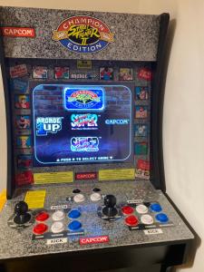 an image of a claw machine with a video game at Lovely 3 bed with jacuzzi, close to airport, driveway, wifi in Edinburgh