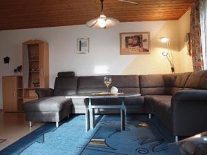 ein Wohnzimmer mit einem Sofa und einem Tisch in der Unterkunft Ferienwohnung Christa in Mauth