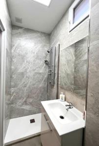 een badkamer met een wastafel en een douche bij Cool Space in Madrid