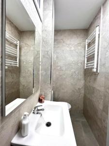 uma casa de banho com um lavatório e um espelho em Cool Space em Madrid