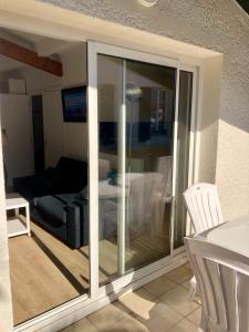 Televízia a/alebo spoločenská miestnosť v ubytovaní Charming 1 bedroom flat, Biarritz center with pool and car park