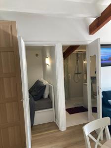 Posedenie v ubytovaní Charming 1 bedroom flat, Biarritz center with pool and car park