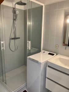 Kúpeľňa v ubytovaní Charming 1 bedroom flat, Biarritz center with pool and car park