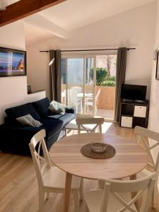 sala de estar con mesa y sofá en Charming 1 bedroom flat, Biarritz center with pool and car park, en Biarritz