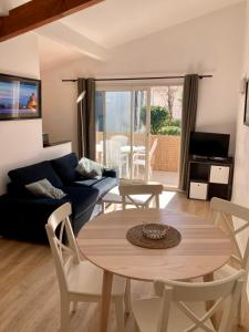 salon ze stołem i kanapą w obiekcie Charming 1 bedroom flat, Biarritz center with pool and car park w Biarritz