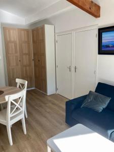 Posedenie v ubytovaní Charming 1 bedroom flat, Biarritz center with pool and car park