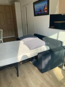 Cama grande en habitación con marco de cama en Charming 1 bedroom flat, Biarritz center with pool and car park, en Biarritz
