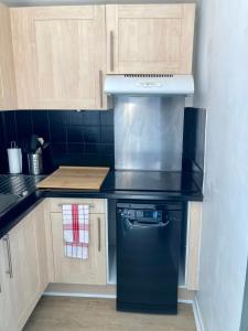 Kuchyňa alebo kuchynka v ubytovaní Charming 1 bedroom flat, Biarritz center with pool and car park