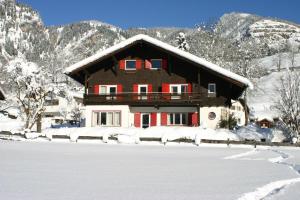 Ferienhaus in der Sonne om vinteren