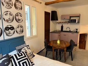 Kuchyň nebo kuchyňský kout v ubytování Le Bonheur -studio terrasse centre-ville -