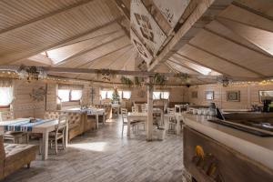 Reštaurácia alebo iné gastronomické zariadenie v ubytovaní GORGANY resort & SPA