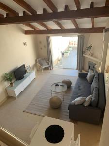 ein Wohnzimmer mit einem Sofa und einem Tisch in der Unterkunft Casa Frijo Tropicana in Nerja