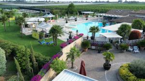 vista aerea di un resort con piscina di Agriturismo La Sapienza a Monestirolo