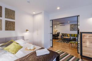 Posteľ alebo postele v izbe v ubytovaní REZYDENCJA ORNAK 5 - stylowe apartamenty z balkonami i jacuzzi, 5 min pieszo do Krupówek, IZBY PODHALAŃSKIE