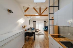 Kuchyňa alebo kuchynka v ubytovaní REZYDENCJA ORNAK 5 - stylowe apartamenty z balkonami i jacuzzi, 5 min pieszo do Krupówek, IZBY PODHALAŃSKIE