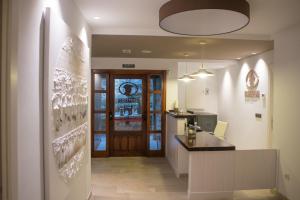 Habitación con cocina con barra y puerta. en Osabarena Hotela, en Murueta-Orozko