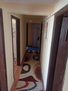um corredor com um quarto com um tapete no chão em This house is Not active em Altındağ