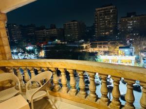 balcón con vistas a la ciudad por la noche en 102 برج الثورة الدور 7, en El Cairo